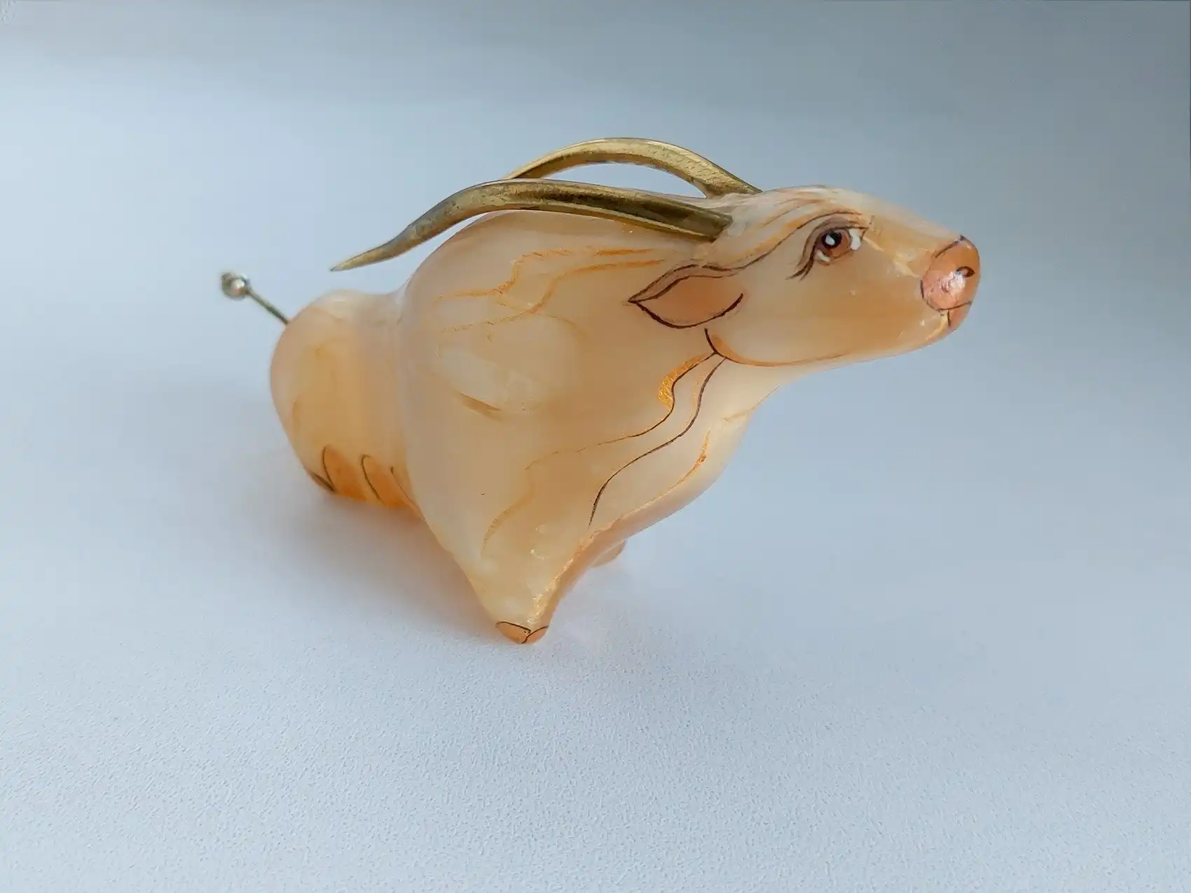 Продам фигурку Бык из натурального камня селенита