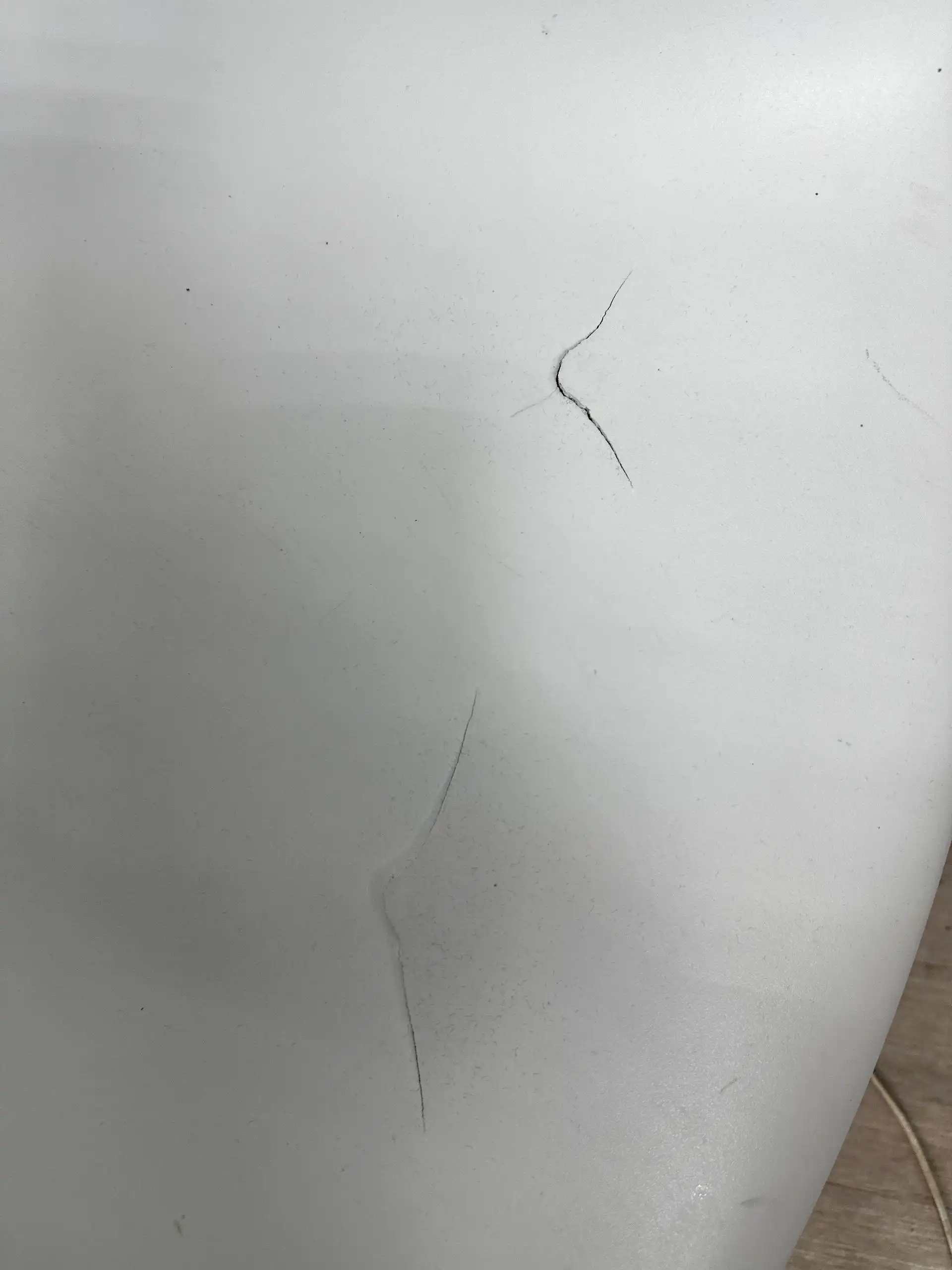 Стулья с треснутыми сиденьями