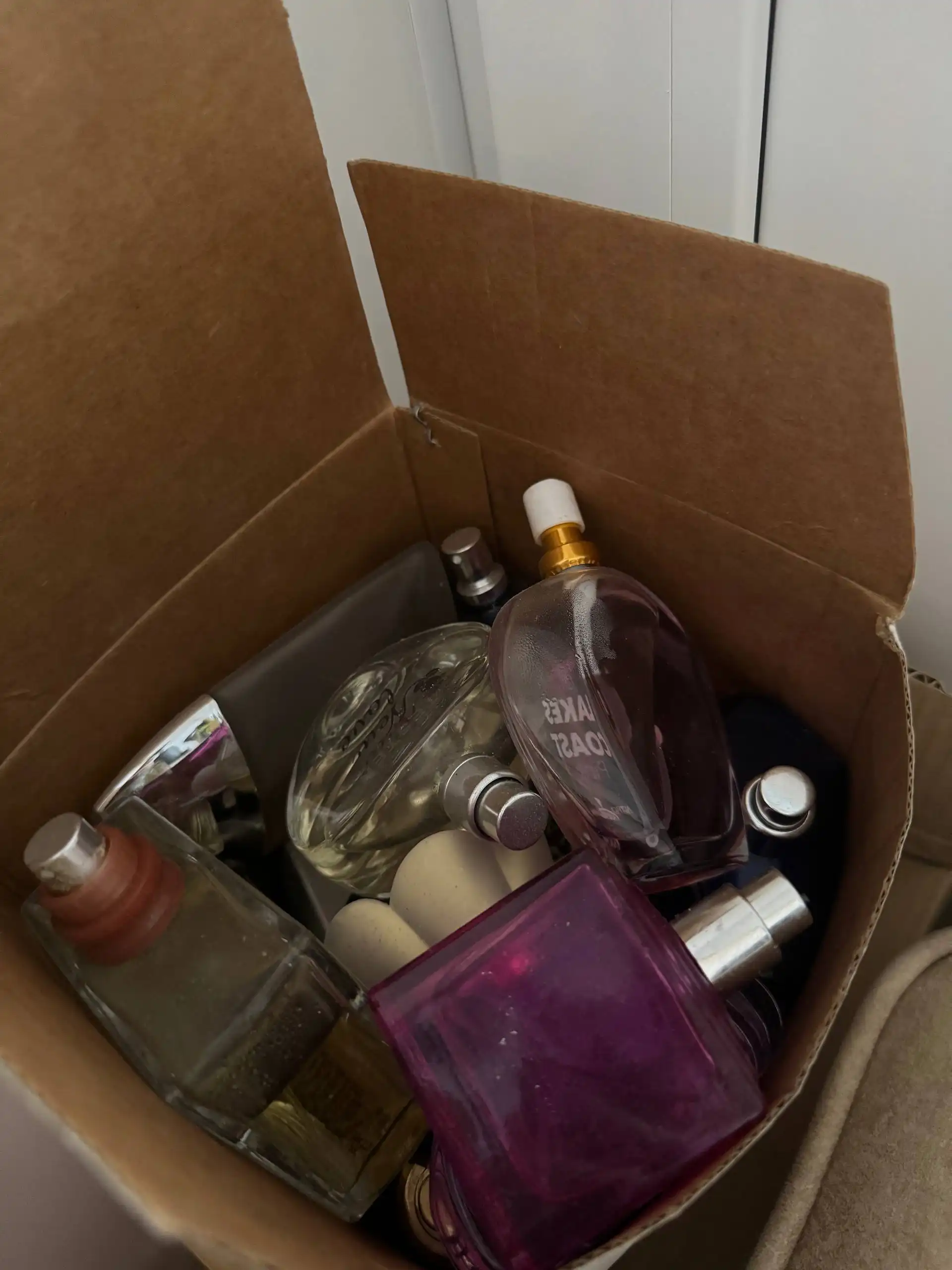 Продажа коробки парфюма