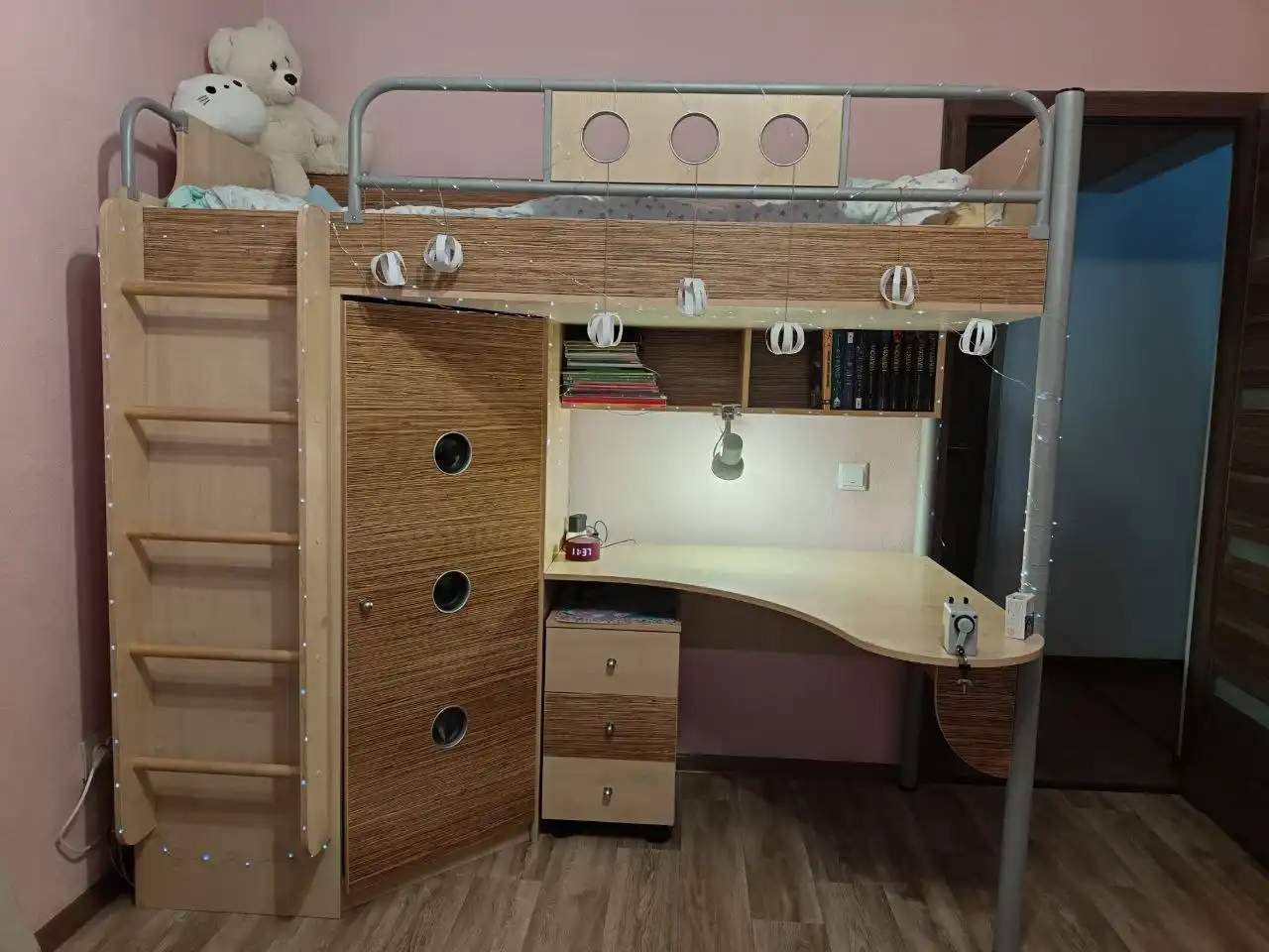 Кровать чердак уголок школьника