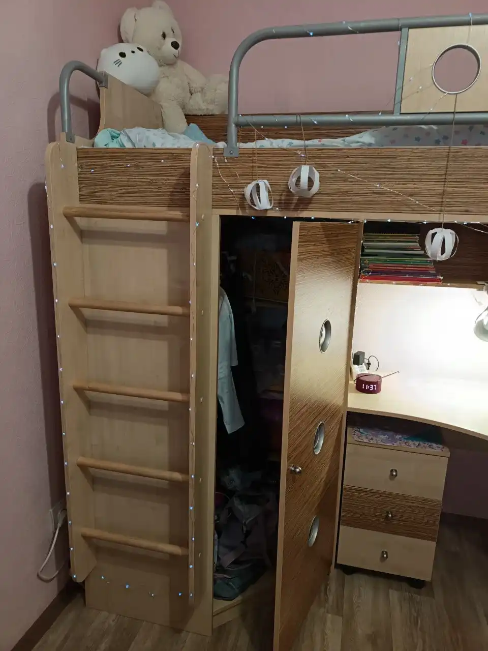 Кровать чердак уголок школьника