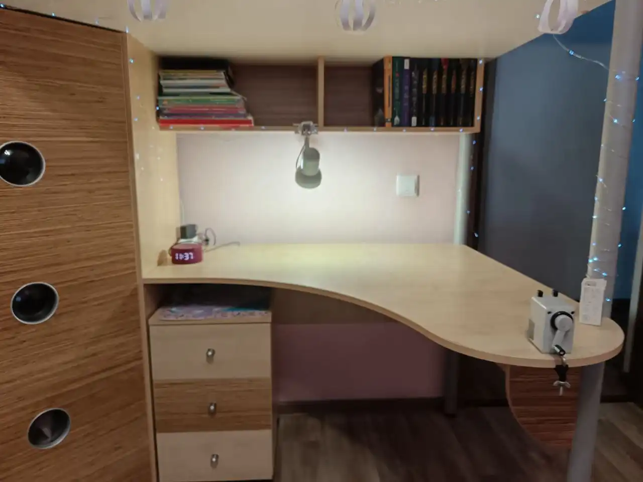 Кровать чердак уголок школьника