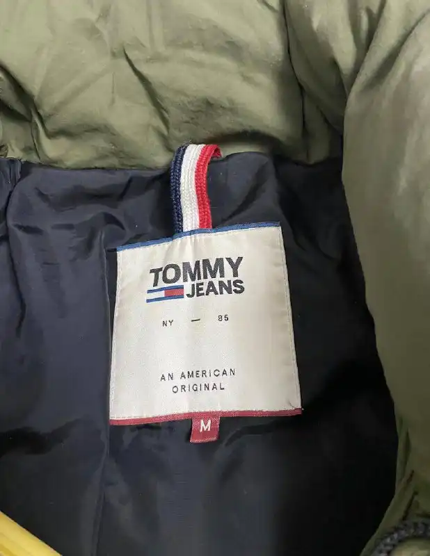 Продам зимнюю куртку Tommy Jeans