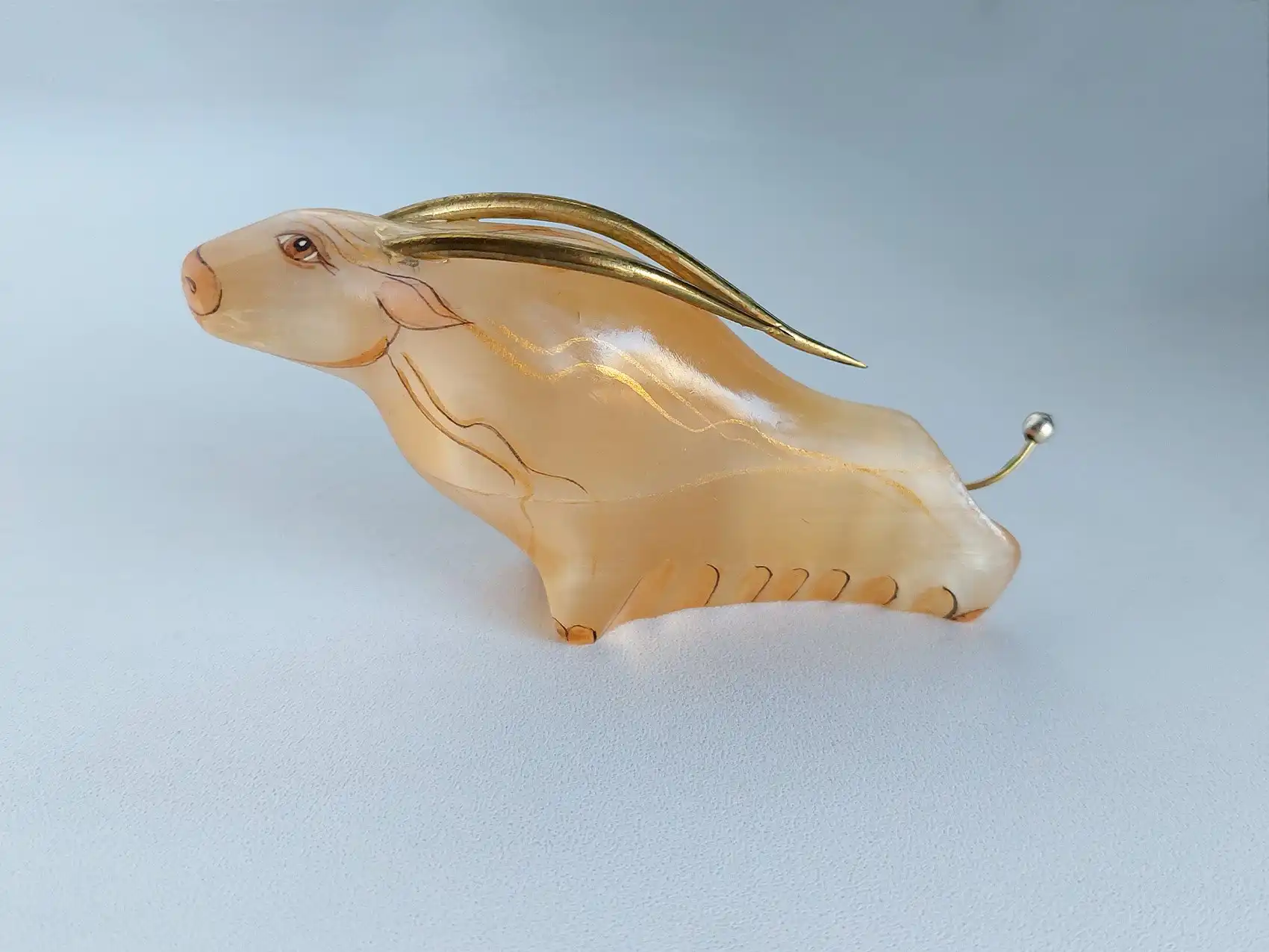 Продам фигурку Бык из натурального камня селенита