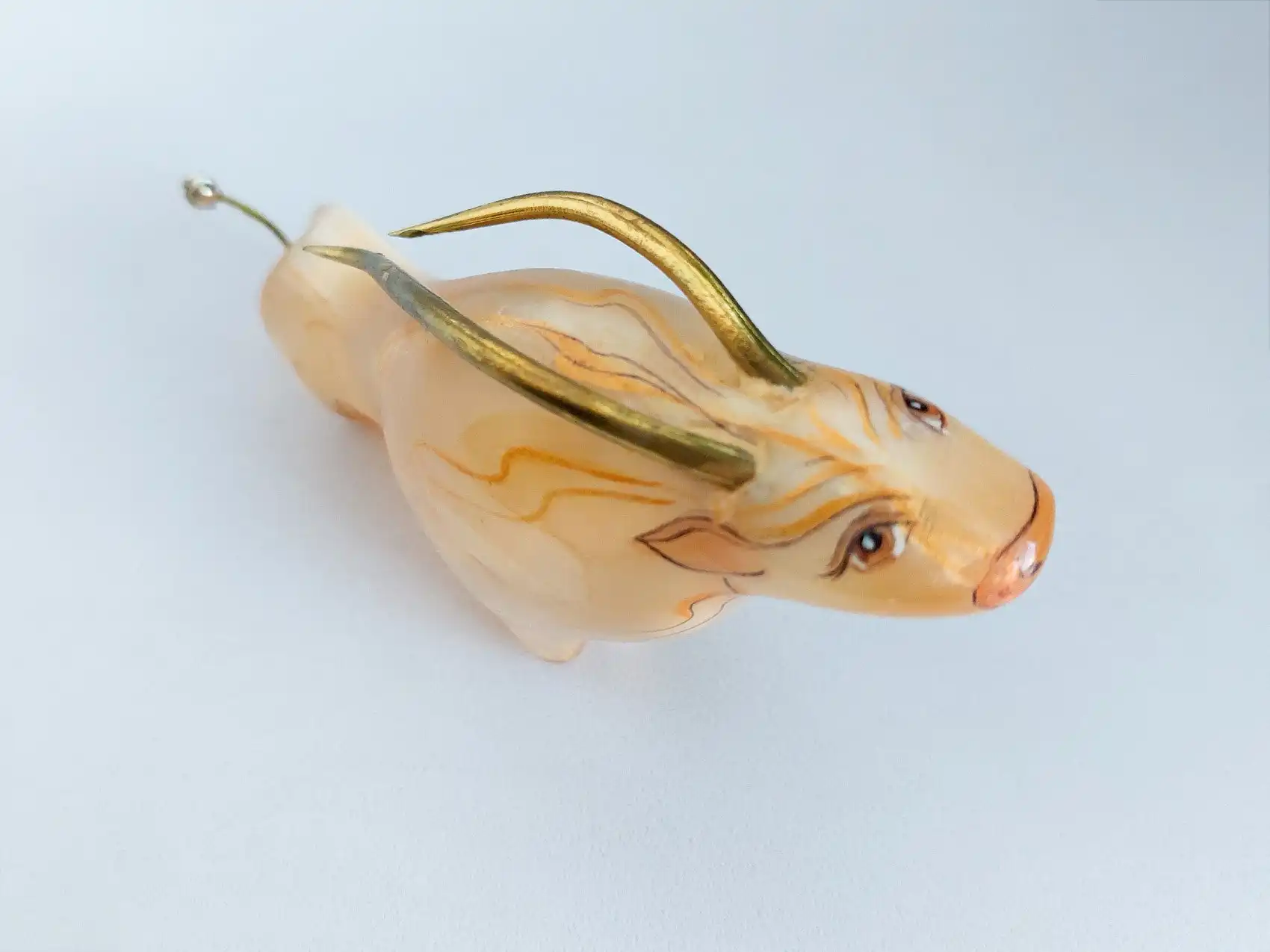 Продам фигурку Бык из натурального камня селенита