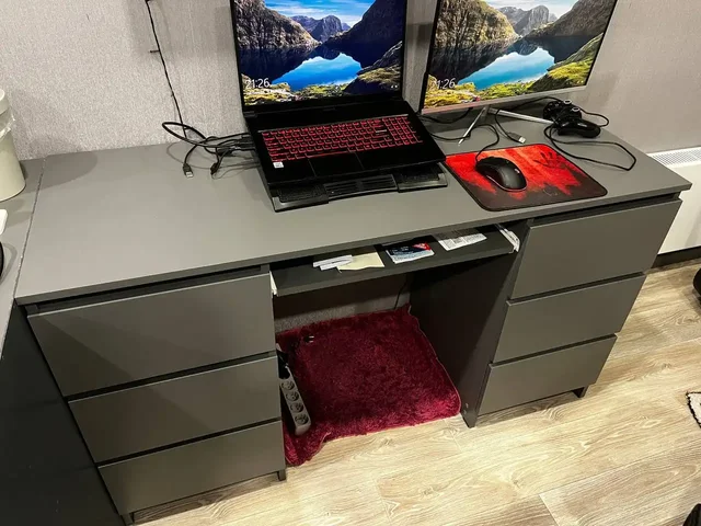 Продам стол компьютерный и комод - Ковры в Томск