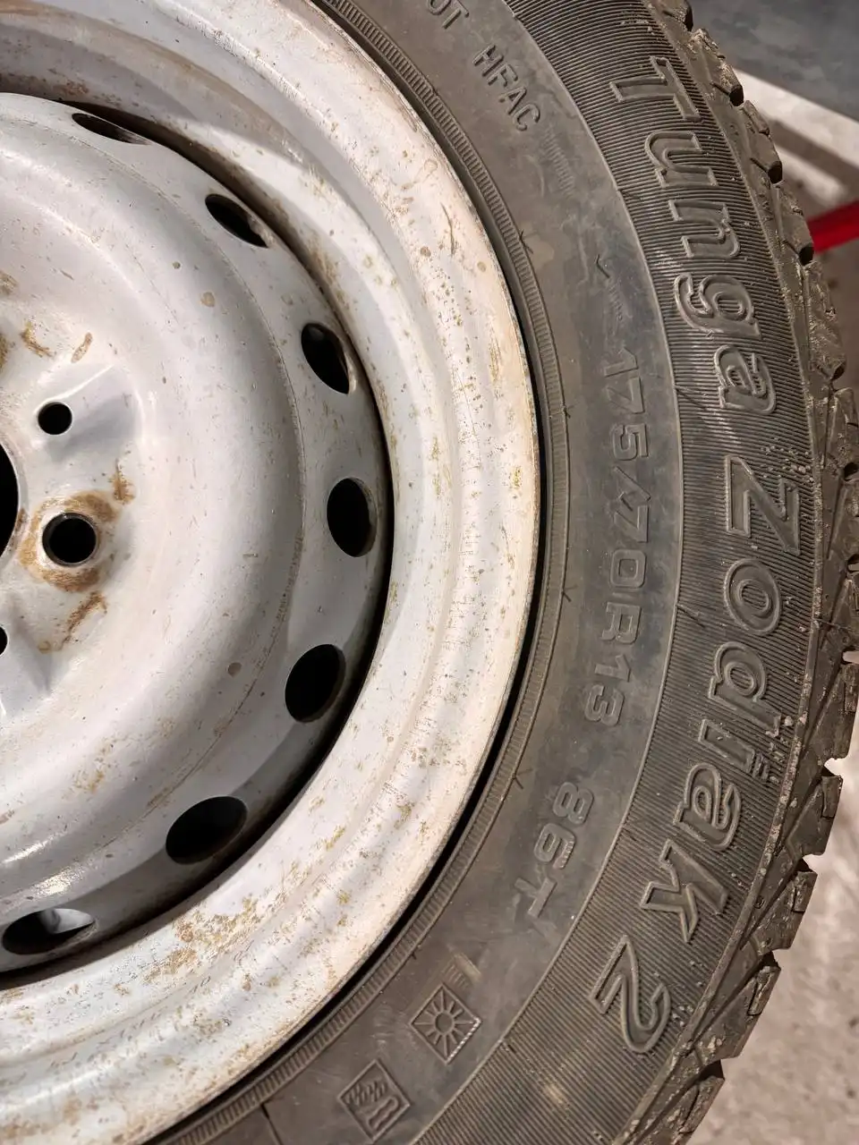 Продам комплект летней резины с дисками 175/70R13 - Шины и диски (Авто) в Томск