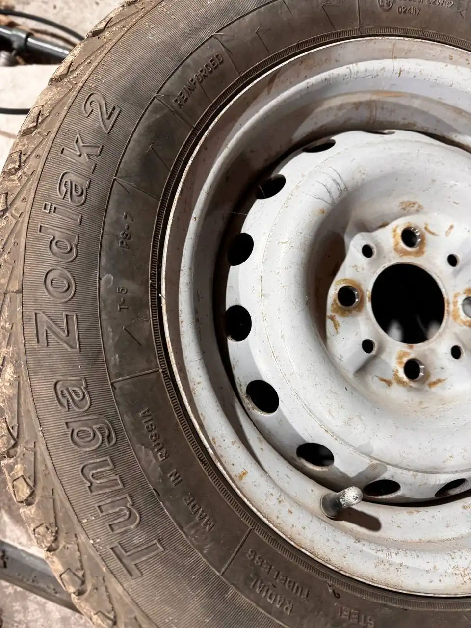 Продам комплект летней резины с дисками 175/70R13 - Шины и диски (Авто) в Томск