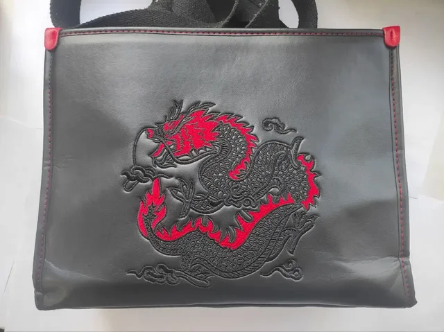 Сумка через плечо с небольшими повреждениями - Сладости/Кондитерские изделия в Томск