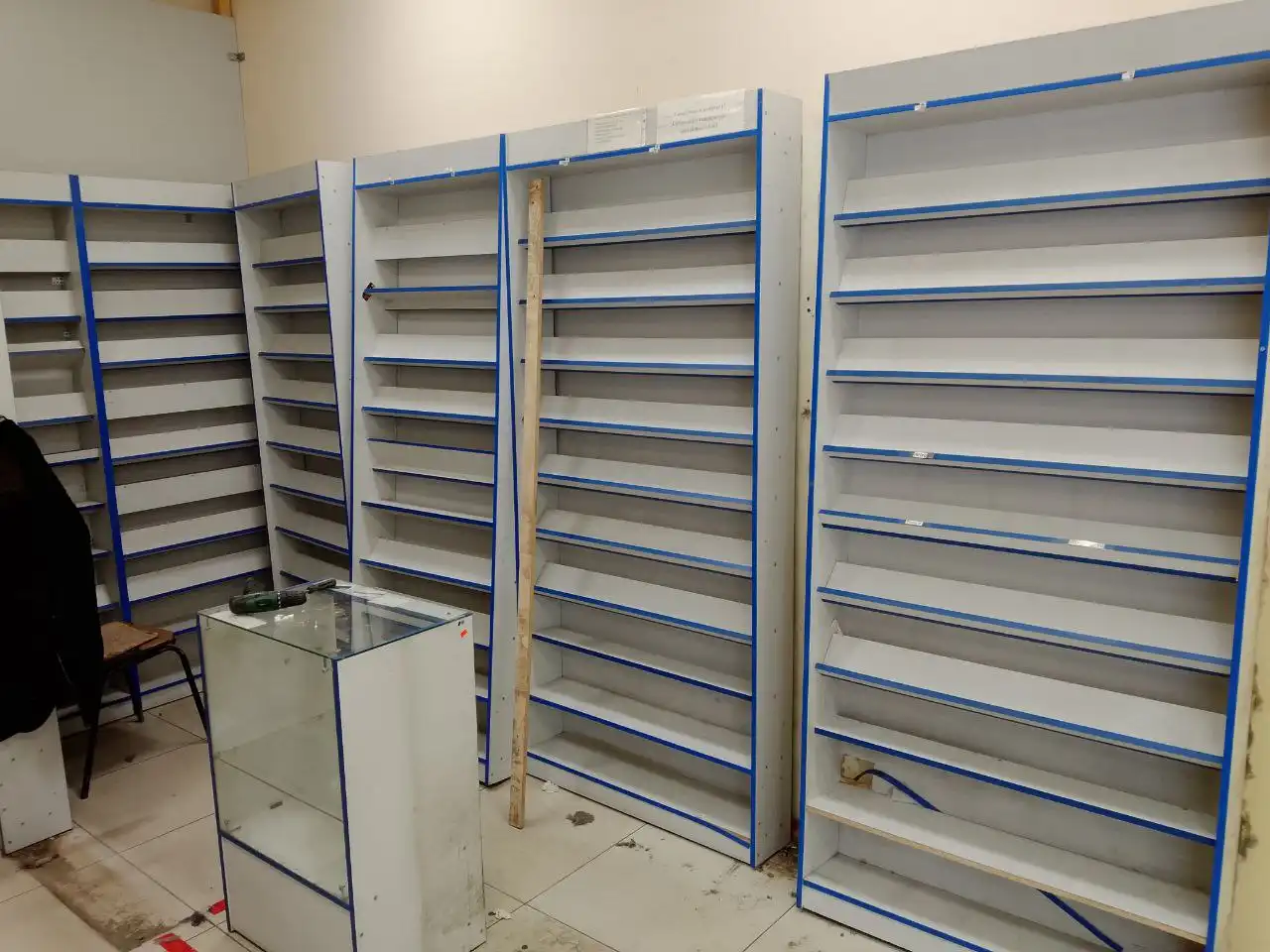 Продажа торговой точки: стеллажи и прилавок - Торговая мебель (Барахолка) в Томск