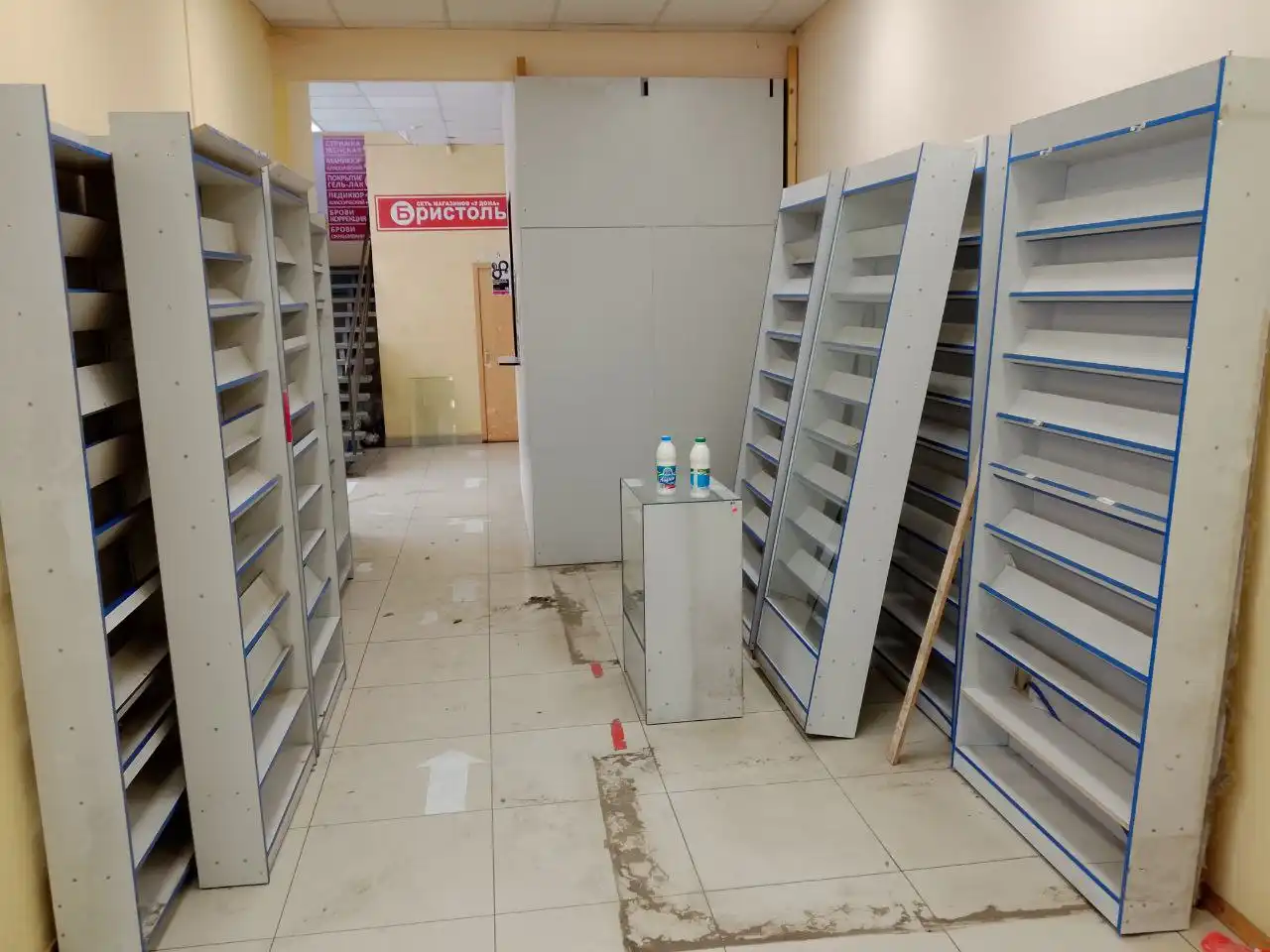 Продажа торговой точки: стеллажи и прилавок - Торговая мебель (Барахолка) в Томск