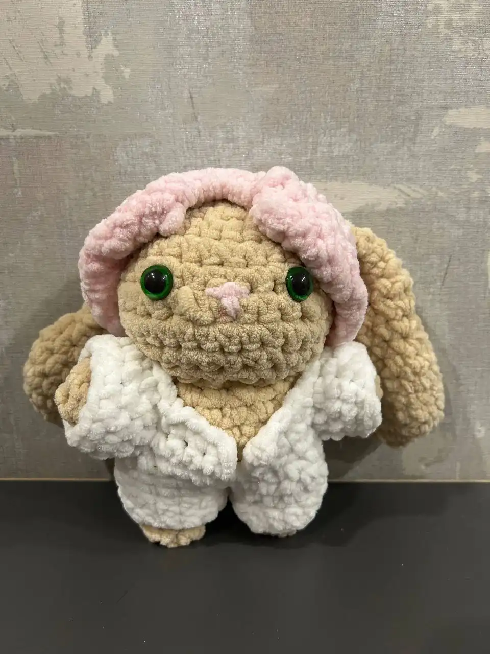 Вязаный заяц ручной работы с одеждой - Рукоделие (Хобби и отдых) в Томск