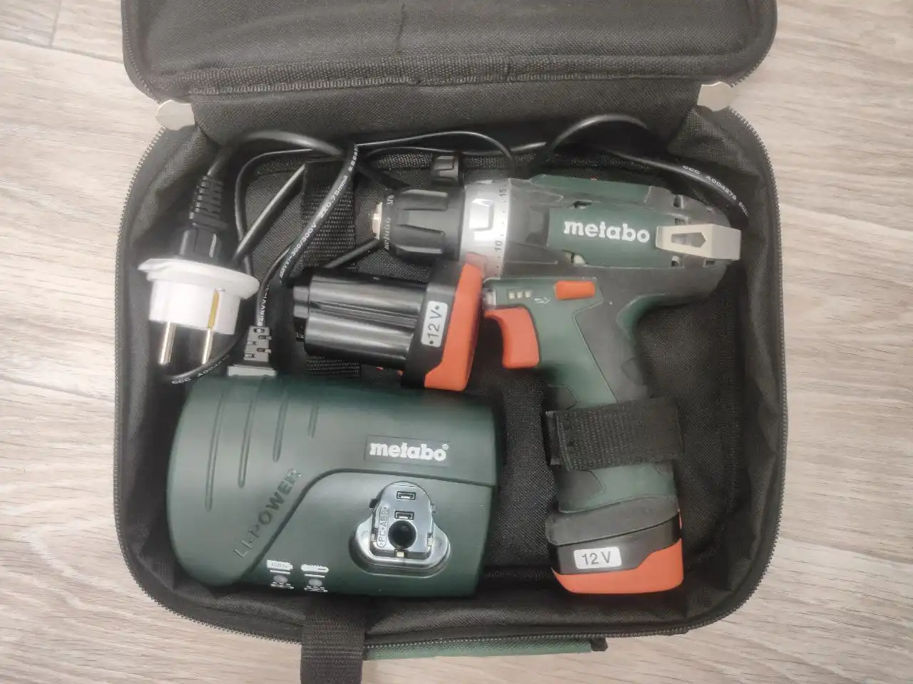 Продам шуруповерт Metabo 12V с аксессуарами - Инструменты (Барахолка) в Северск