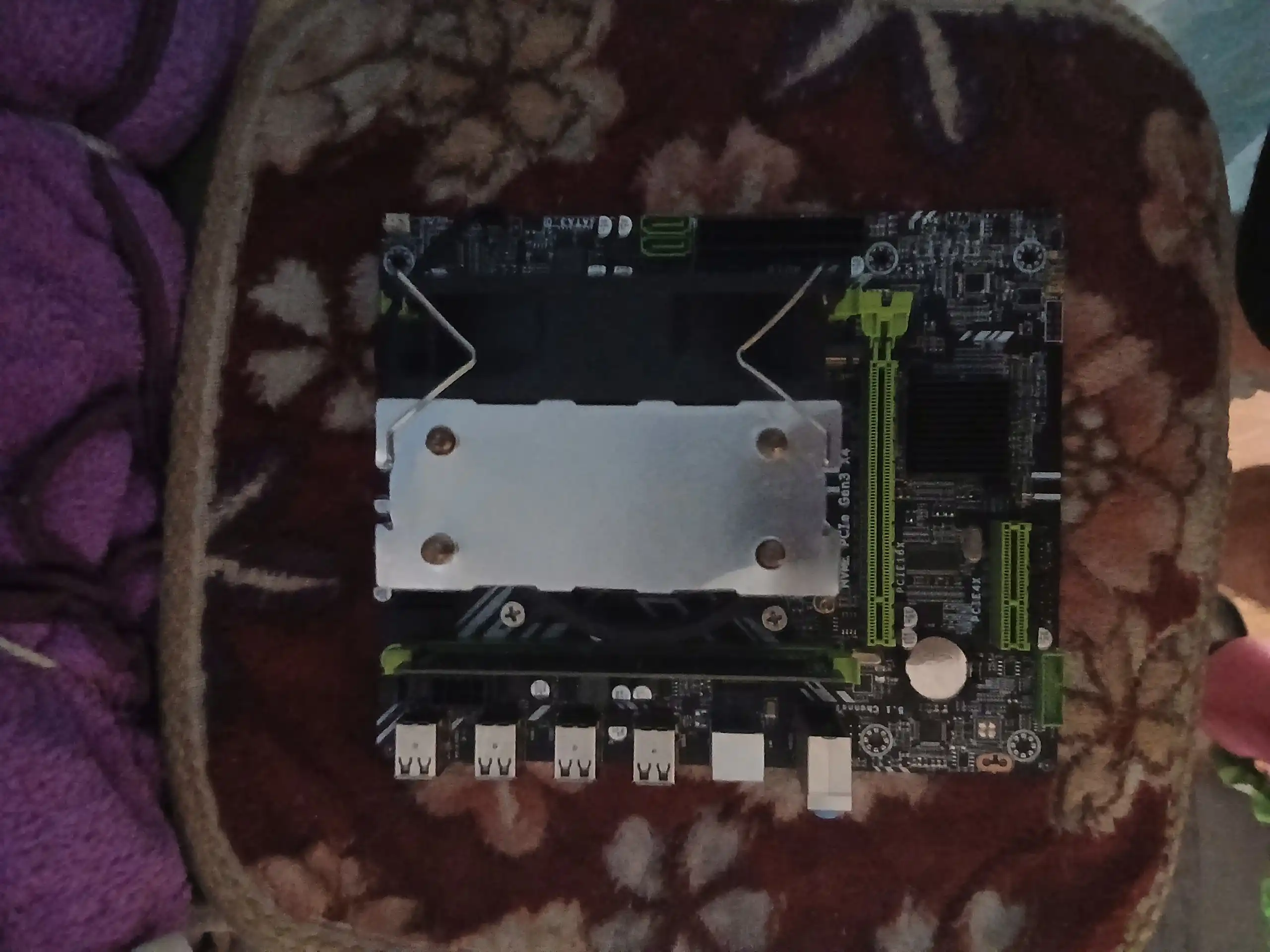 Продам материнскую плату с комплектующими - Компьютерные комплектующие (Электроника) в Томск