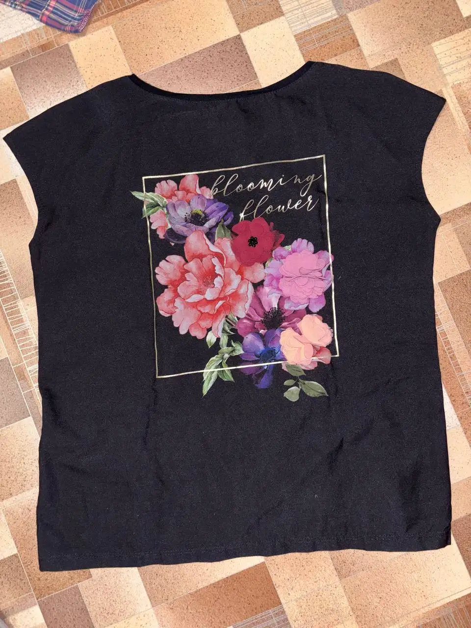 Продажа женских футболок размера 42 - Женская одежда (Одежда) в Томск