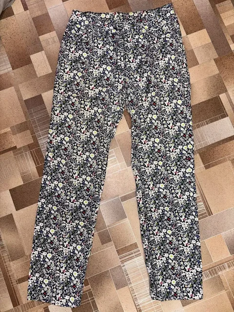 Продам джинсы с принтом цветочек 42-й размер - Одежда в Томск