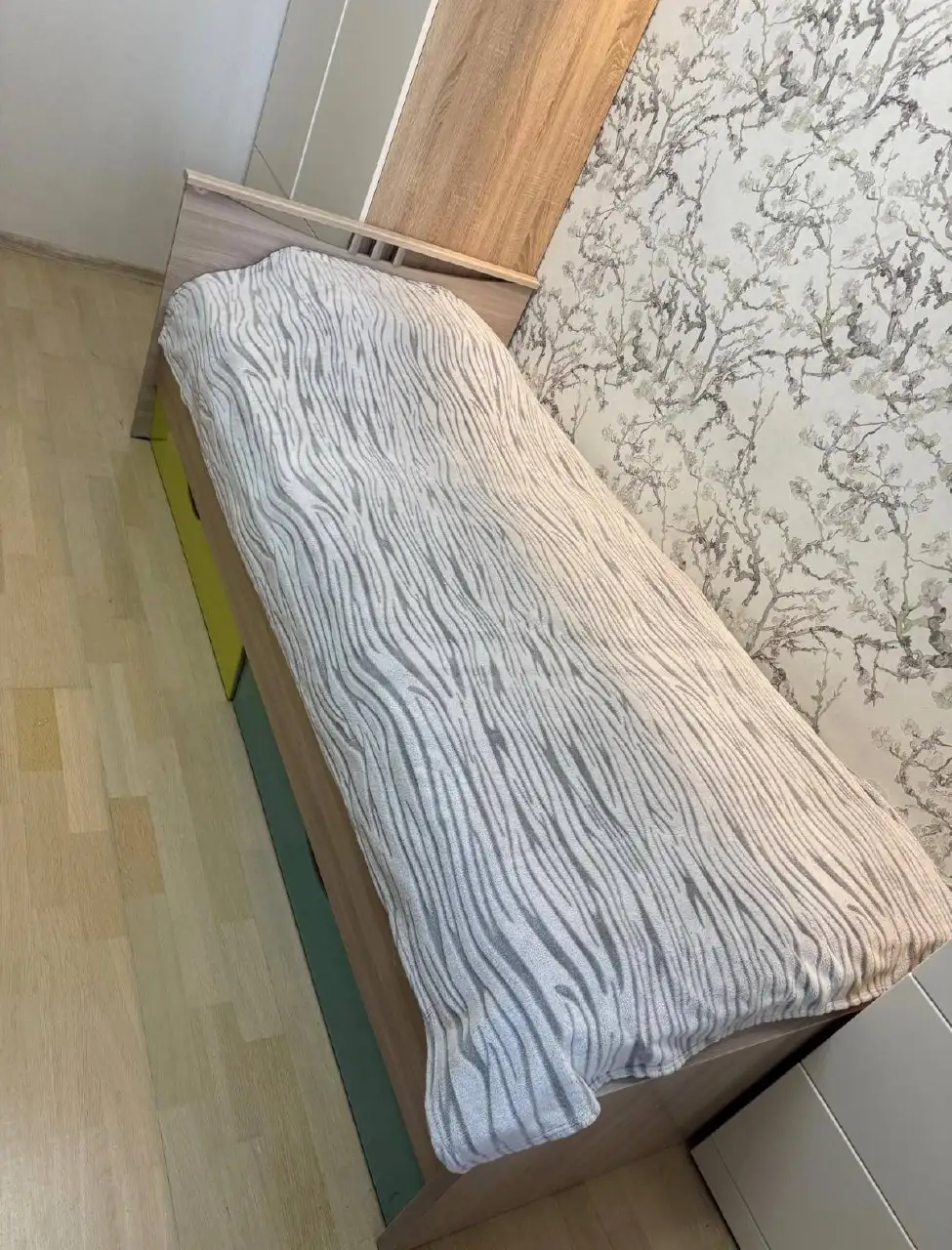 Продажа комплекта кровати, стола с тумбой - Мебель (Для дома и дачи) в Томск