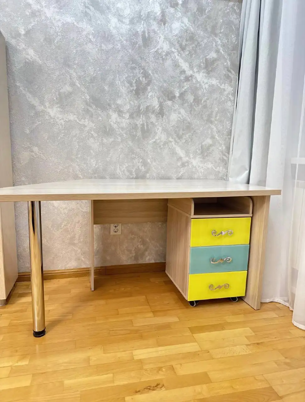 Продажа комплекта кровати, стола с тумбой - Мебель (Для дома и дачи) в Томск