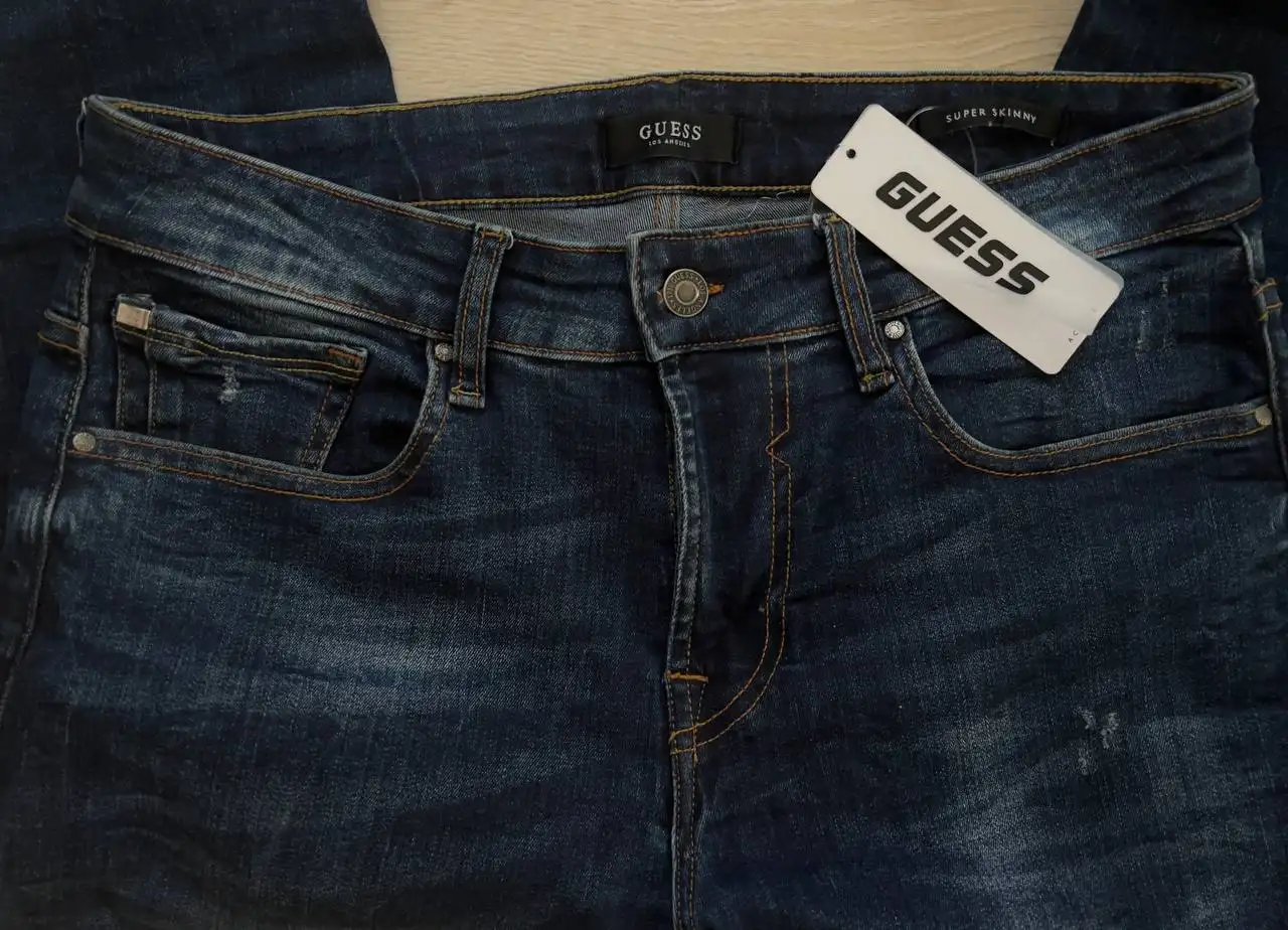 Новые зауженные джинсы Guess, размер W33 - Джинсы (Одежда) в Томск