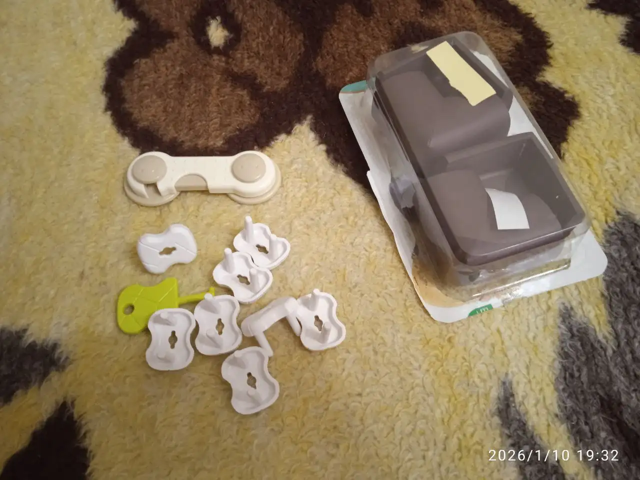 Детские товары: погремушки, книжка, заглушки, ложечка - Аксессуары и игрушки (Товары для детей) в Солнечный