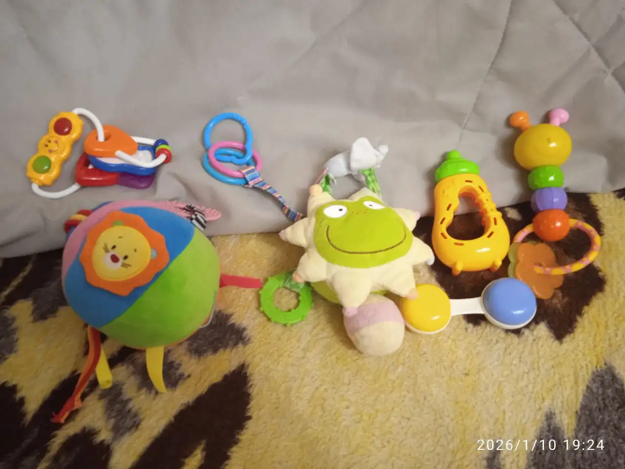 Детские товары: погремушки, книжка, заглушки, ложечка - Аксессуары и игрушки (Товары для детей) в Солнечный