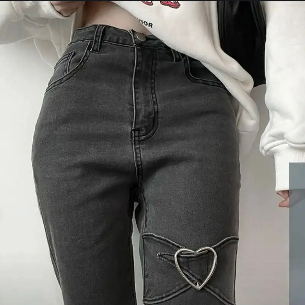 Джинсы клеш с вырезами снизу, размер XS - Джинсы (Одежда) в Томск