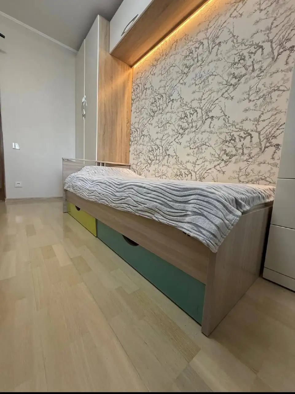 Комплект кровать и стол с тумбой - Мебель (Для дома и дачи) в Томск