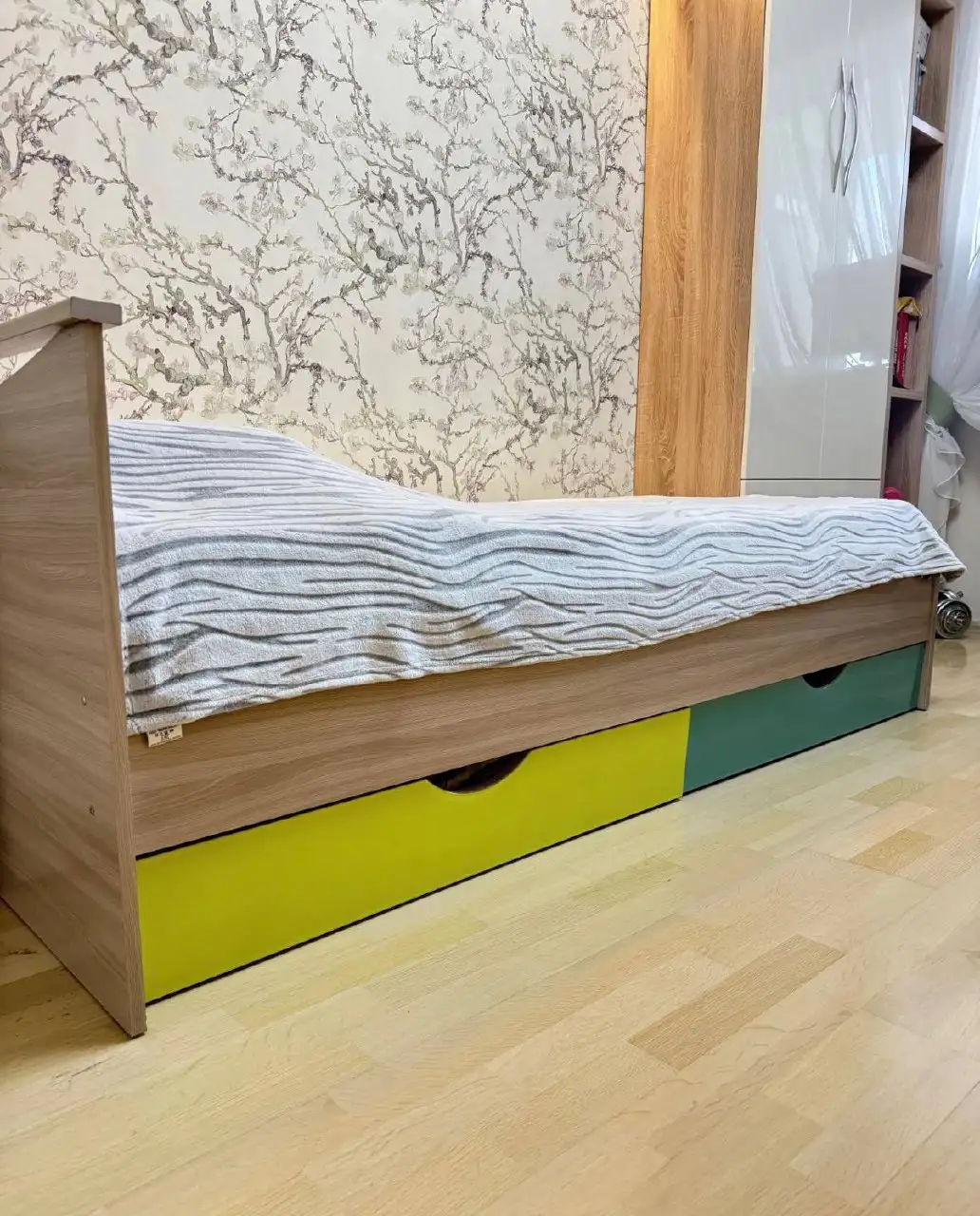 Комплект кровать и стол с тумбой - Мебель (Для дома и дачи) в Томск