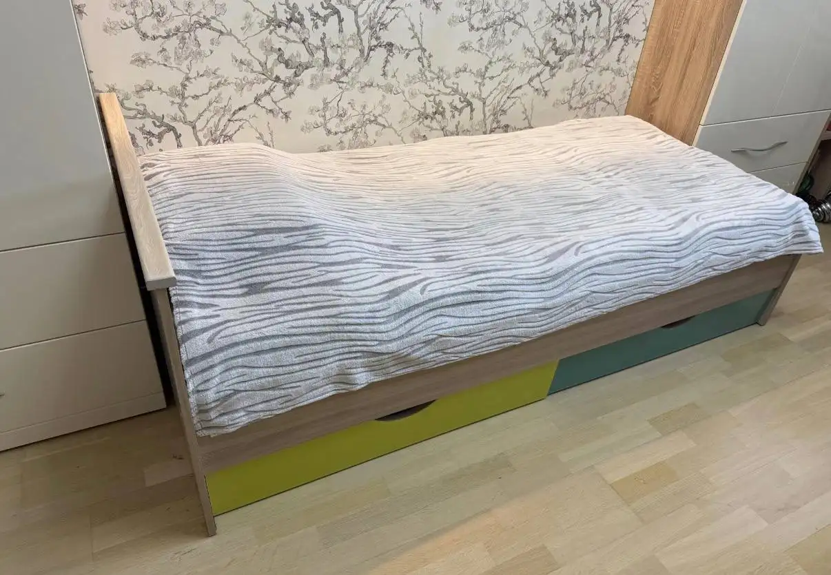 Комплект кровать и стол с тумбой - Мебель (Для дома и дачи) в Томск