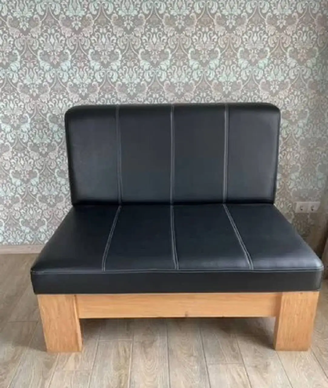 Кожаный диван на деревянном основании - Мебель (Барахолка) в Томск