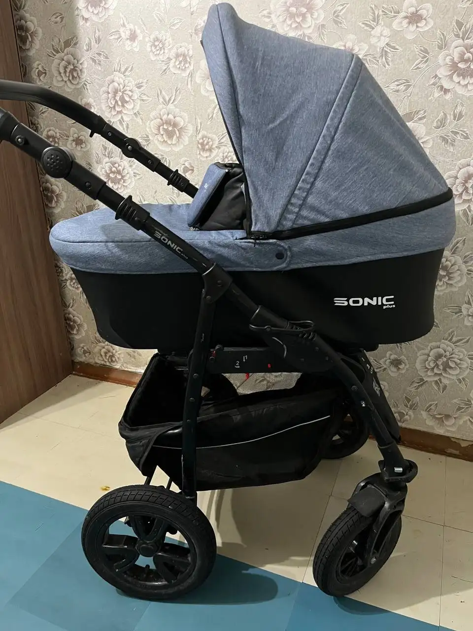 Продажа детских товаров: коляска 3в1 и комплект одежды - Детская одежда и коляски (Товары для детей) в Томск