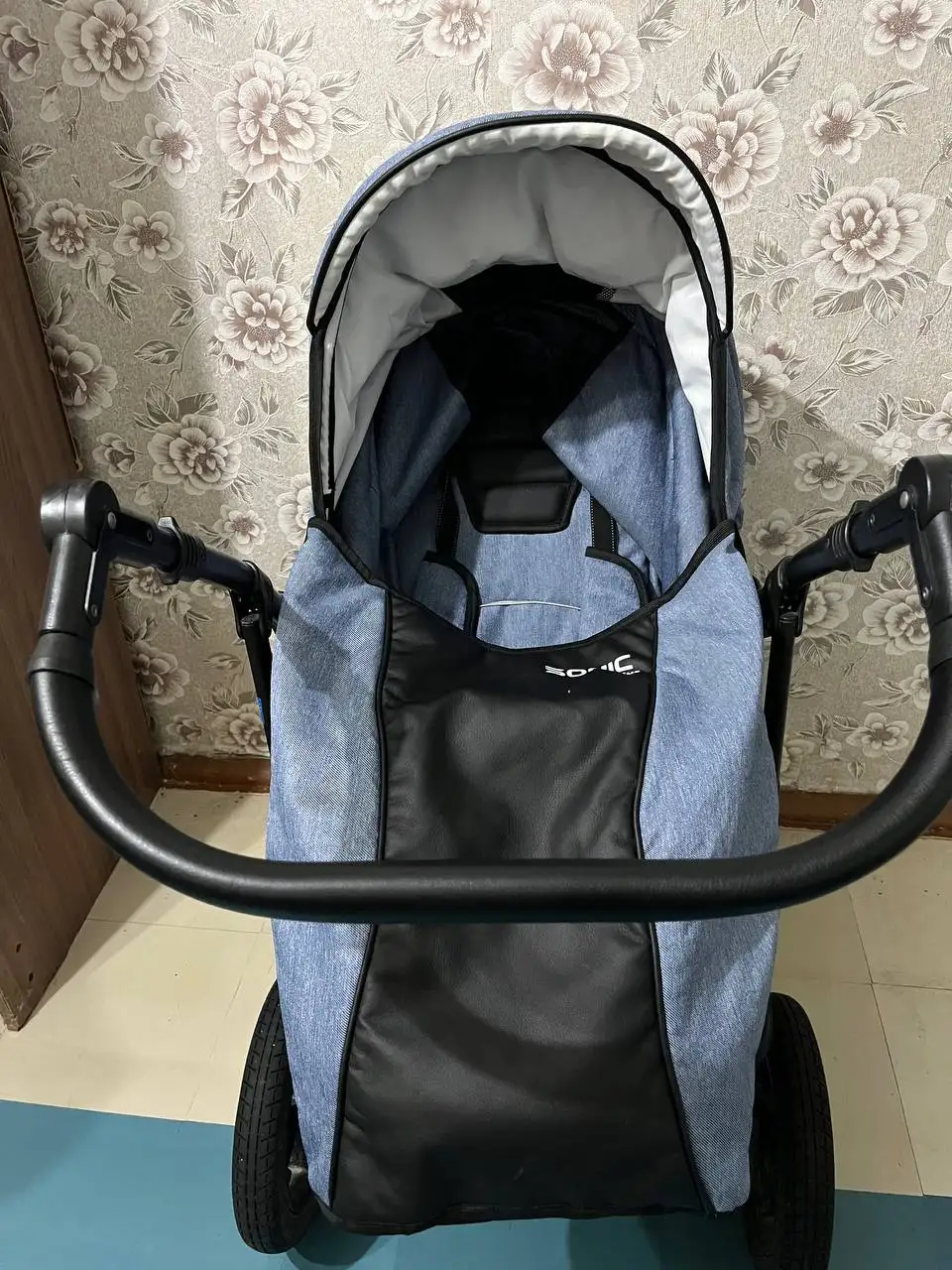 Продажа детских товаров: коляска 3в1 и комплект одежды - Детская одежда и коляски (Товары для детей) в Томск