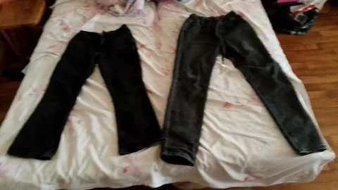 Продажа двух пар джинс разных размеров - Костюмы в Томск