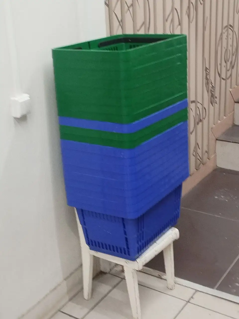 Продажа покупательских корзин, тумбы, фритюрниц и пончикового аппарата - Барахолка в Томск