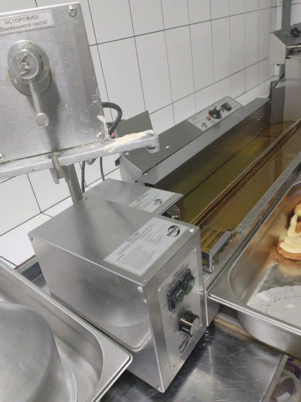 Продажа покупательских корзин, тумбы, фритюрниц и пончикового аппарата - Барахолка в Томск