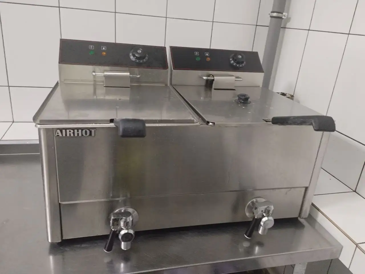 Продажа покупательских корзин, тумбы, фритюрниц и пончикового аппарата - Барахолка в Томск