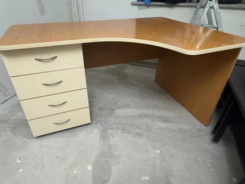 Продам компьютерный стол с выдвижными ящиками - Офисное оборудование в Томск