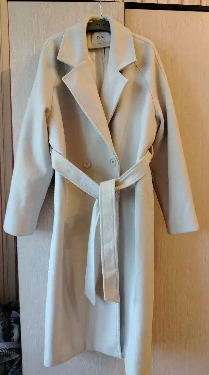 Продам пальто женское молочное размер М - Верхняя одежда (Одежда) в Томск