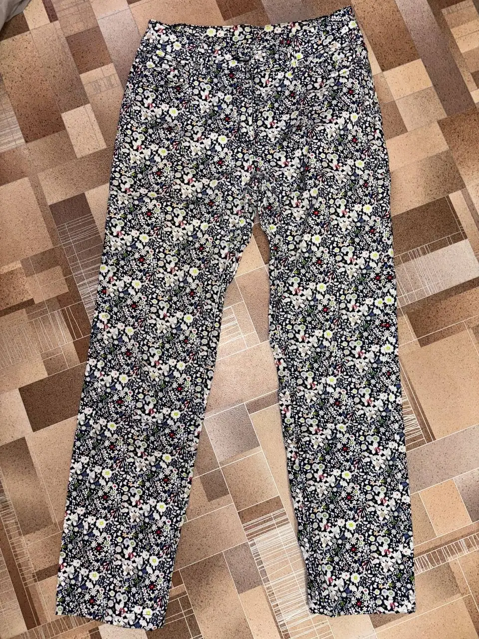 Продам джинсы с цветочным принтом 42 размера - Джинсы (Одежда) в Томск