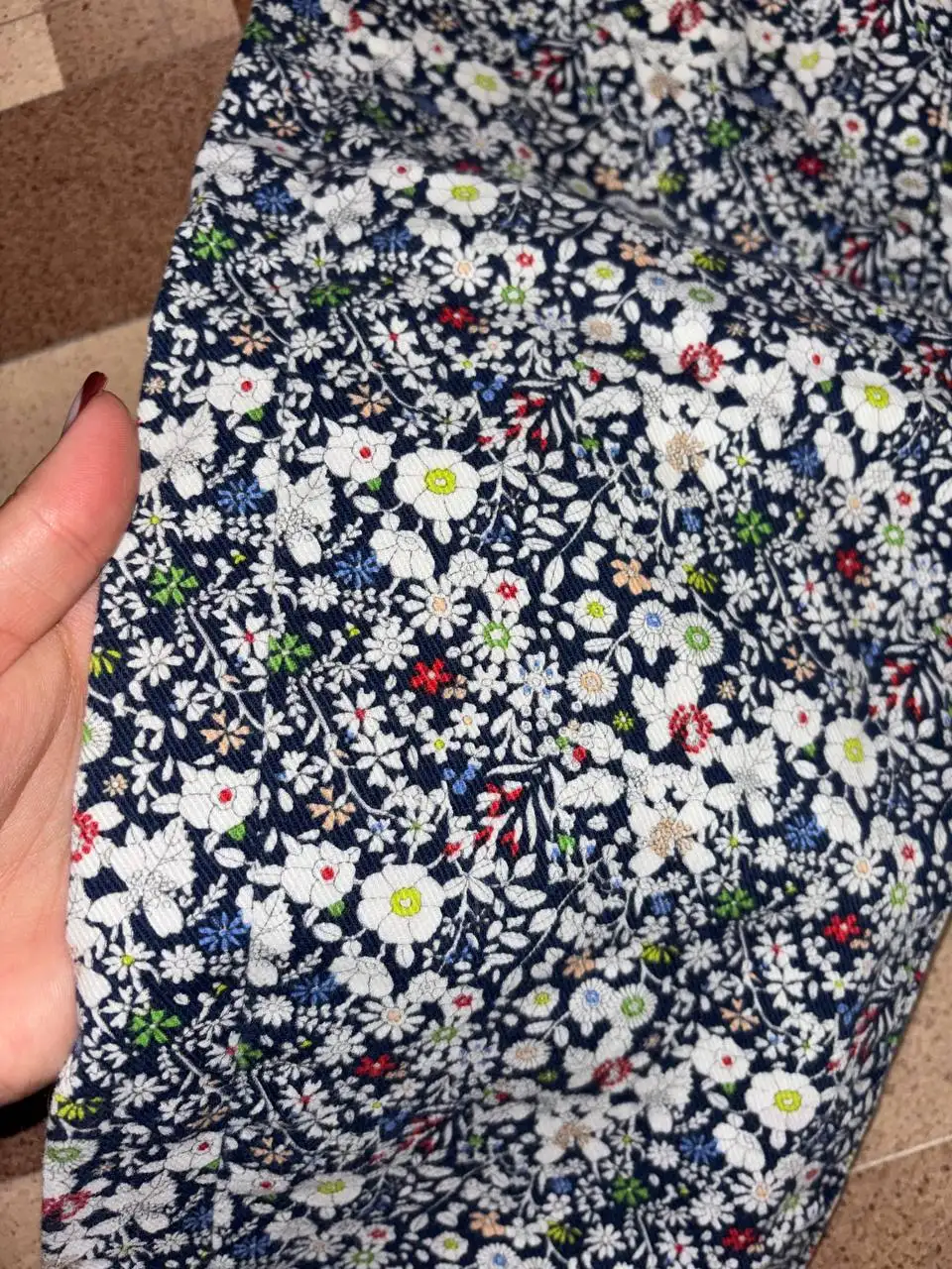 Продам джинсы с цветочным принтом 42 размера - Джинсы (Одежда) в Томск