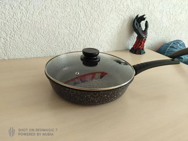 Продам новую сковороду 28см - Мебель для отдыха в Томск