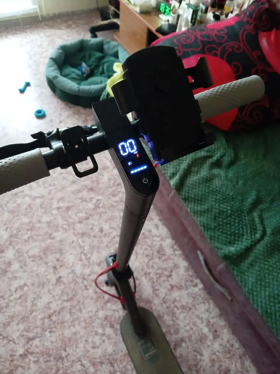 Продам электросамокат с зарядным устройством - Электротранспорт (Электроника) в Томск