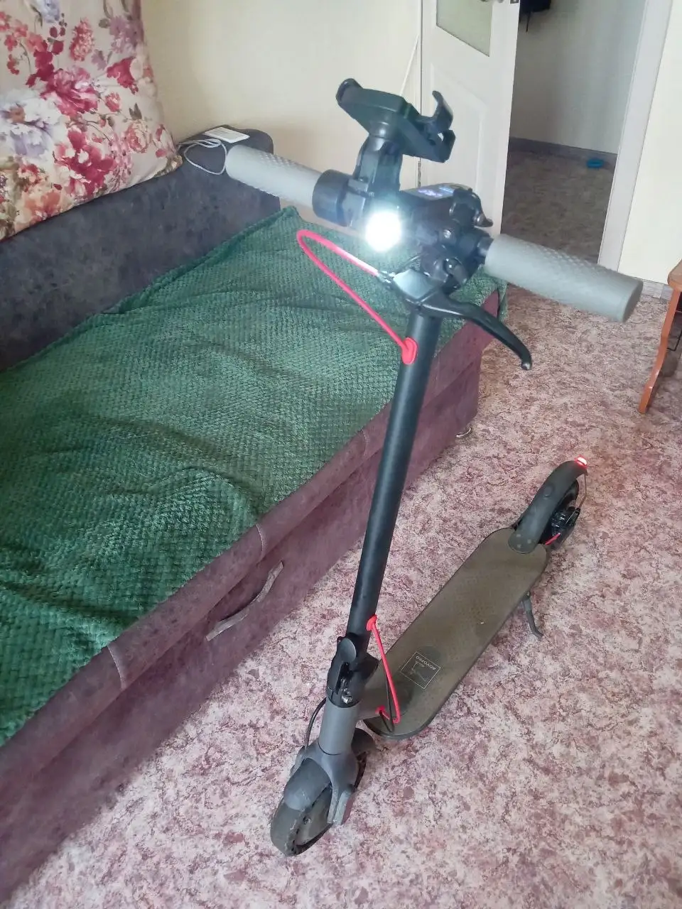 Продам электросамокат с зарядным устройством - Электротранспорт (Электроника) в Томск