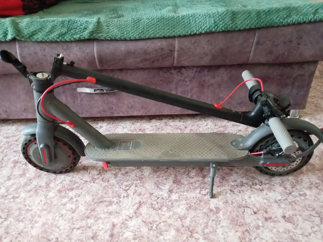 Продам электросамокат с зарядным устройством - Электротранспорт (Электроника) в Томск