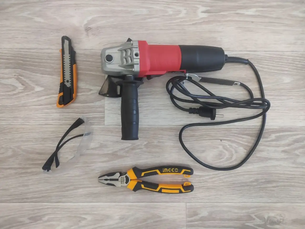 Продам болгарку Edon с инструментами и защитными очками - Барахолка в Северск, Томск