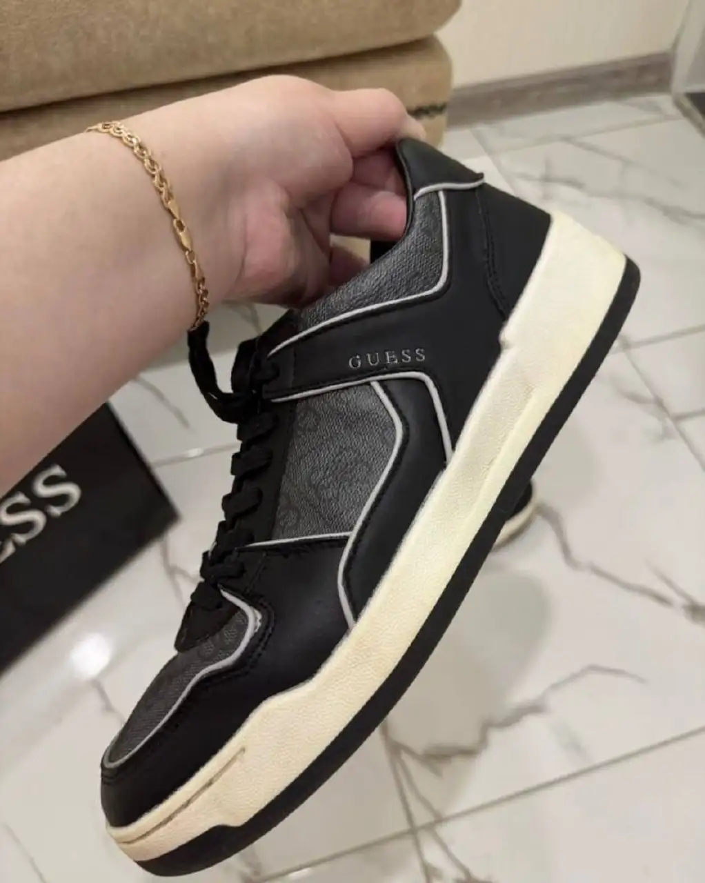 Продажа оригинальных кед Guess, кроссовок Tommy Hilfiger, клатча Moschino и поясной сумки - Обувь и аксессуары (Одежда) в Томск