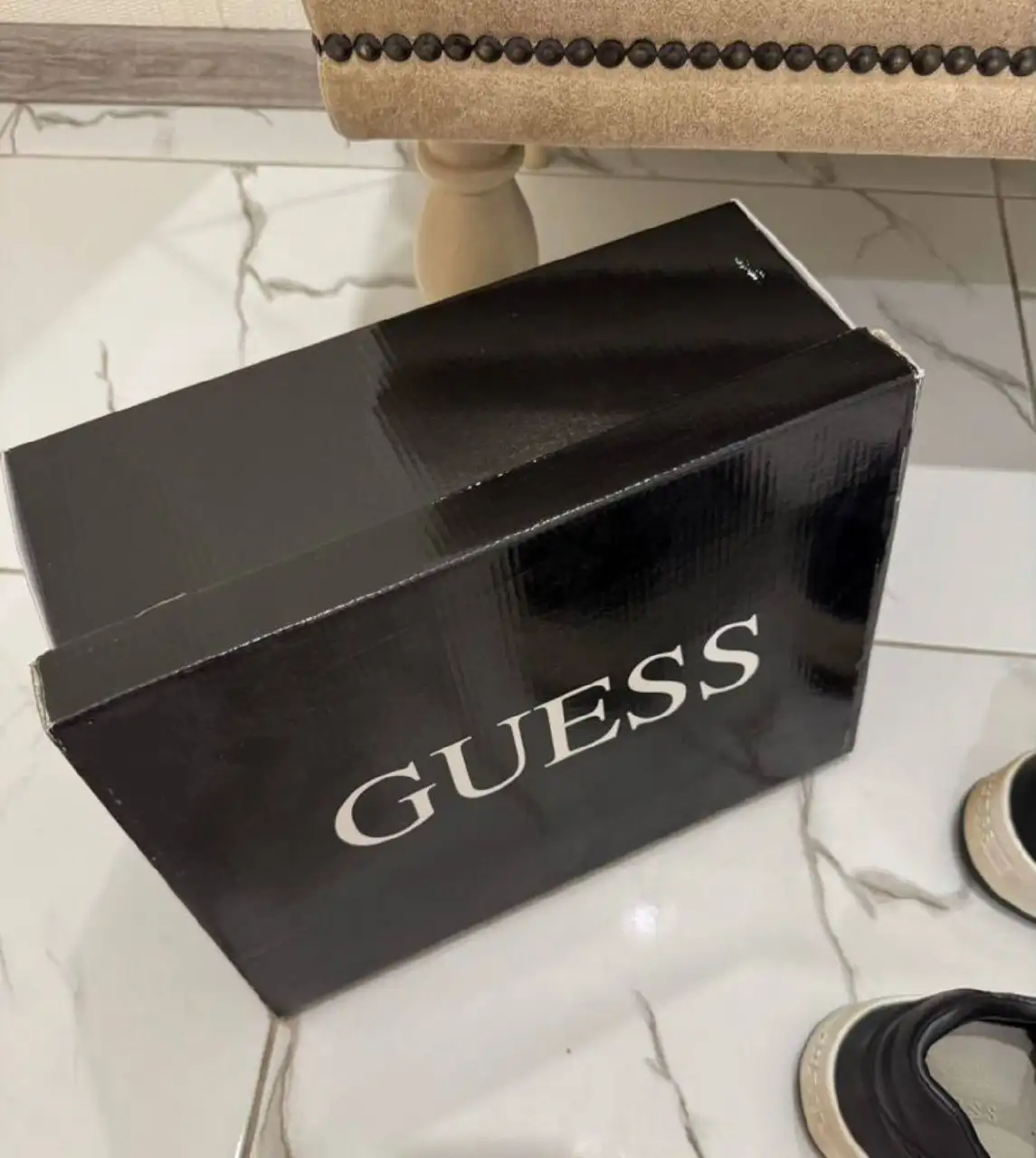 Продажа оригинальных кед Guess, кроссовок Tommy Hilfiger, клатча Moschino и поясной сумки - Обувь и аксессуары (Одежда) в Томск