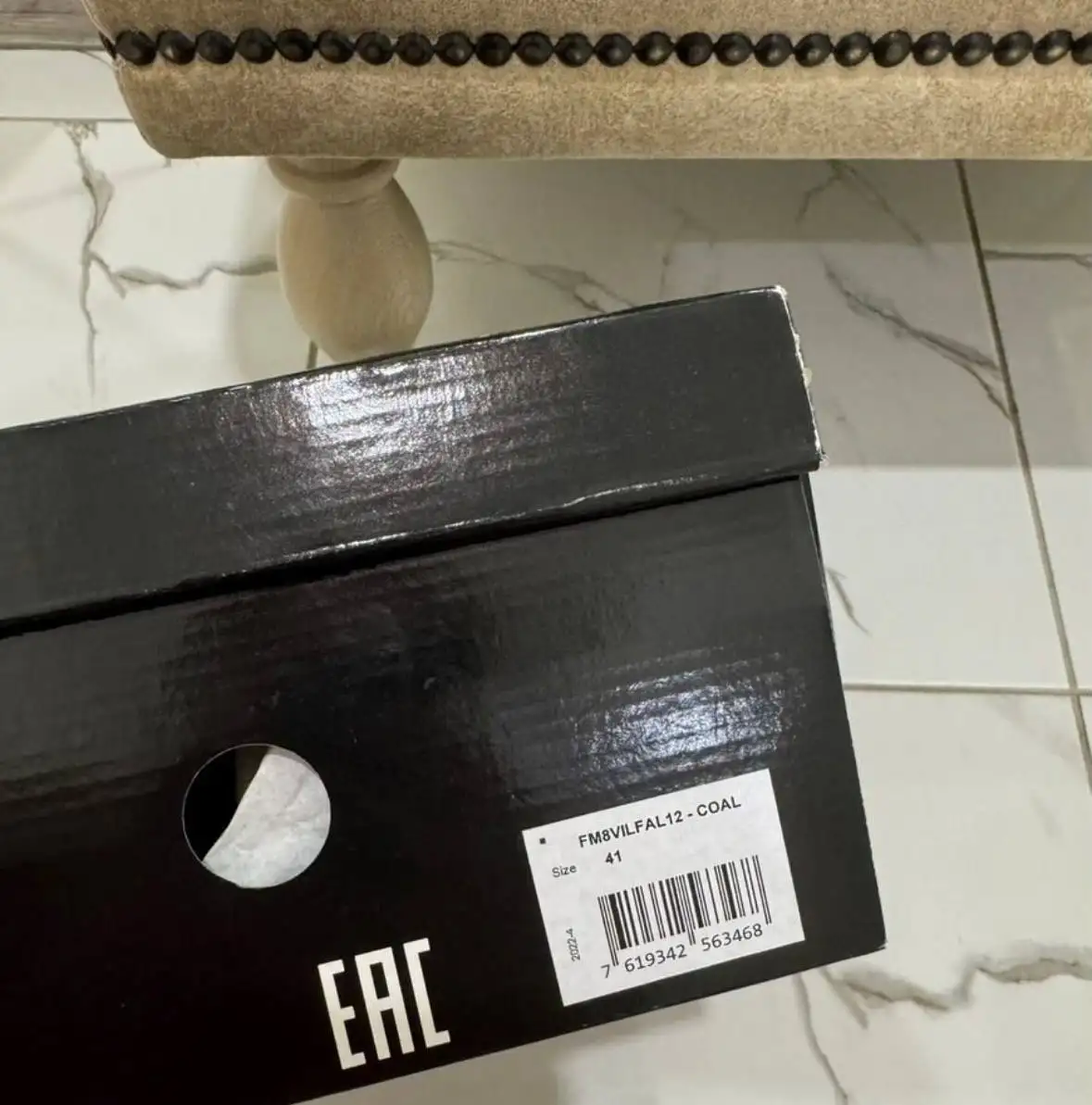 Продажа оригинальных кед Guess, кроссовок Tommy Hilfiger, клатча Moschino и поясной сумки - Обувь и аксессуары (Одежда) в Томск