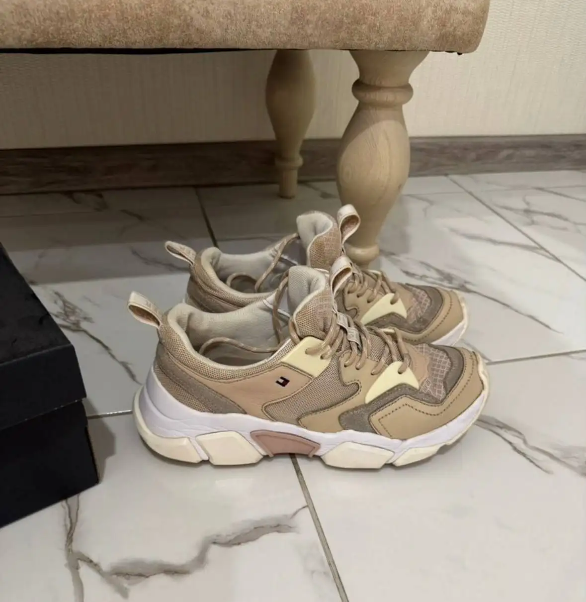 Продажа оригинальных кед Guess, кроссовок Tommy Hilfiger, клатча Moschino и поясной сумки - Обувь и аксессуары (Одежда) в Томск