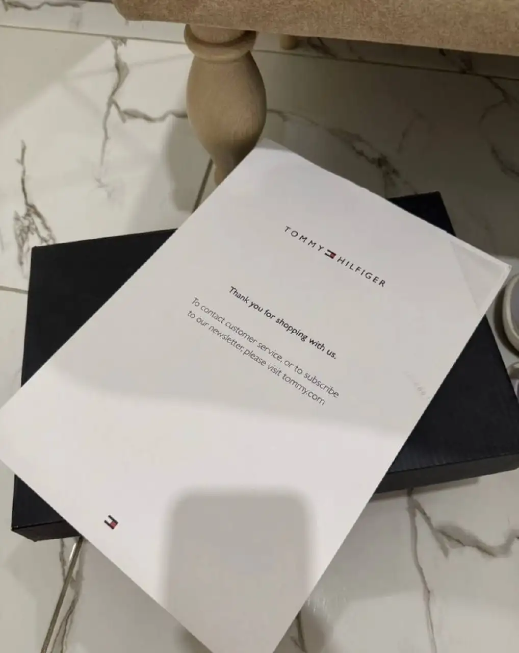 Продажа оригинальных кед Guess, кроссовок Tommy Hilfiger, клатча Moschino и поясной сумки - Обувь и аксессуары (Одежда) в Томск